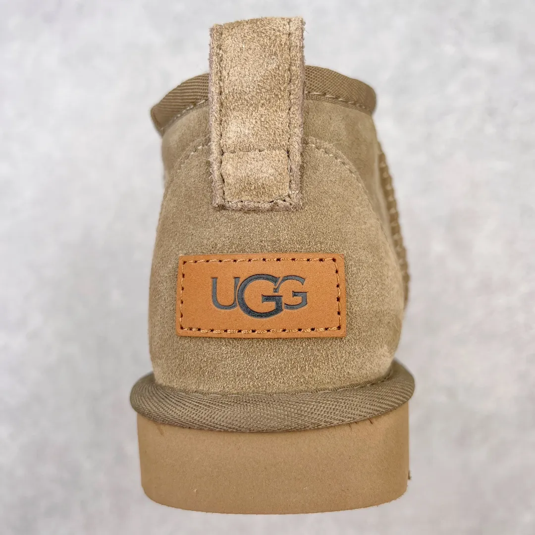 Pick up locally 💰520 UGG Zhou Dongyu's same style 6109 classic autumn and winter sheep fur integrated snow boots. All shoes are made from ZP. Longfeng A-grade Australian imported sheep fur integrated men's and women's boots. Brand OEM production line. Fully follow the ZP process. OEM original pattern maker. Adhering to the principle of no original shoes and no development selection. Pay attention to every detail. The most authentic version on the market TREADLITE "Light Wing" technology outsole Lightweight/durable/flexible/pile type [solemn after-sales commitment] If there are major quality problems such as degumming/broken bottom within one month, we will directly replace it with a new one for you! Size: 35 36 37 38 39 40 41 42 43 44 45 Coding: by2936050